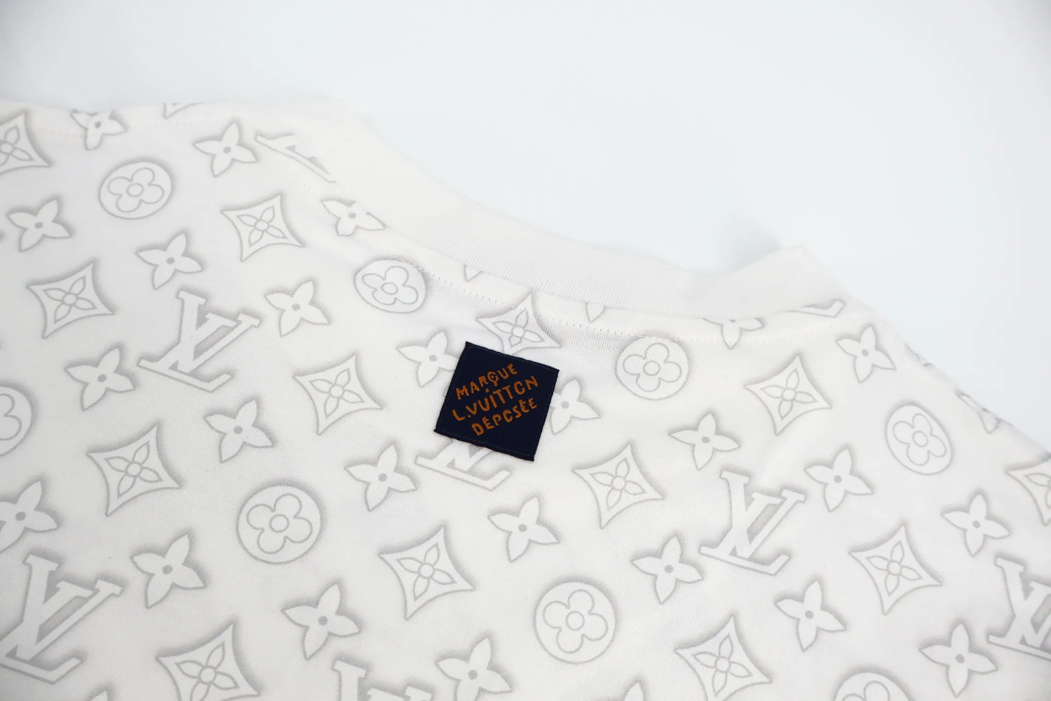 🅿️270 1v classic all-over printed short-sleeve. The original version was purchased and developed in 5529. It is made of 16-count single-sided high-quality fine cotton with 1*1 Salona thread. After the garment is finished, special fabrics are fermented and washed to increase the softness of the garment and make it skin-friendly and close-fitting. The printing adopts the direct-injection process on the cloth, and the infrared laser cutting machine is used to position the presbyopia all over the body. Customized 1:1 trademark. Size:S-M-L-XL